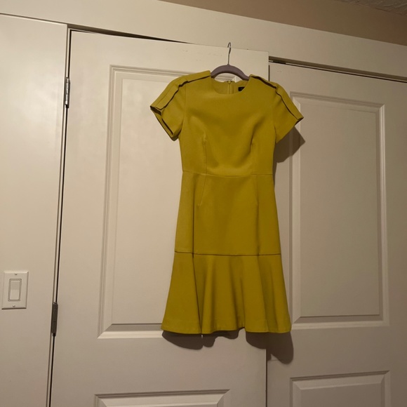 LIKE NEW: YELLOW DRESS - Picture 4 of 12